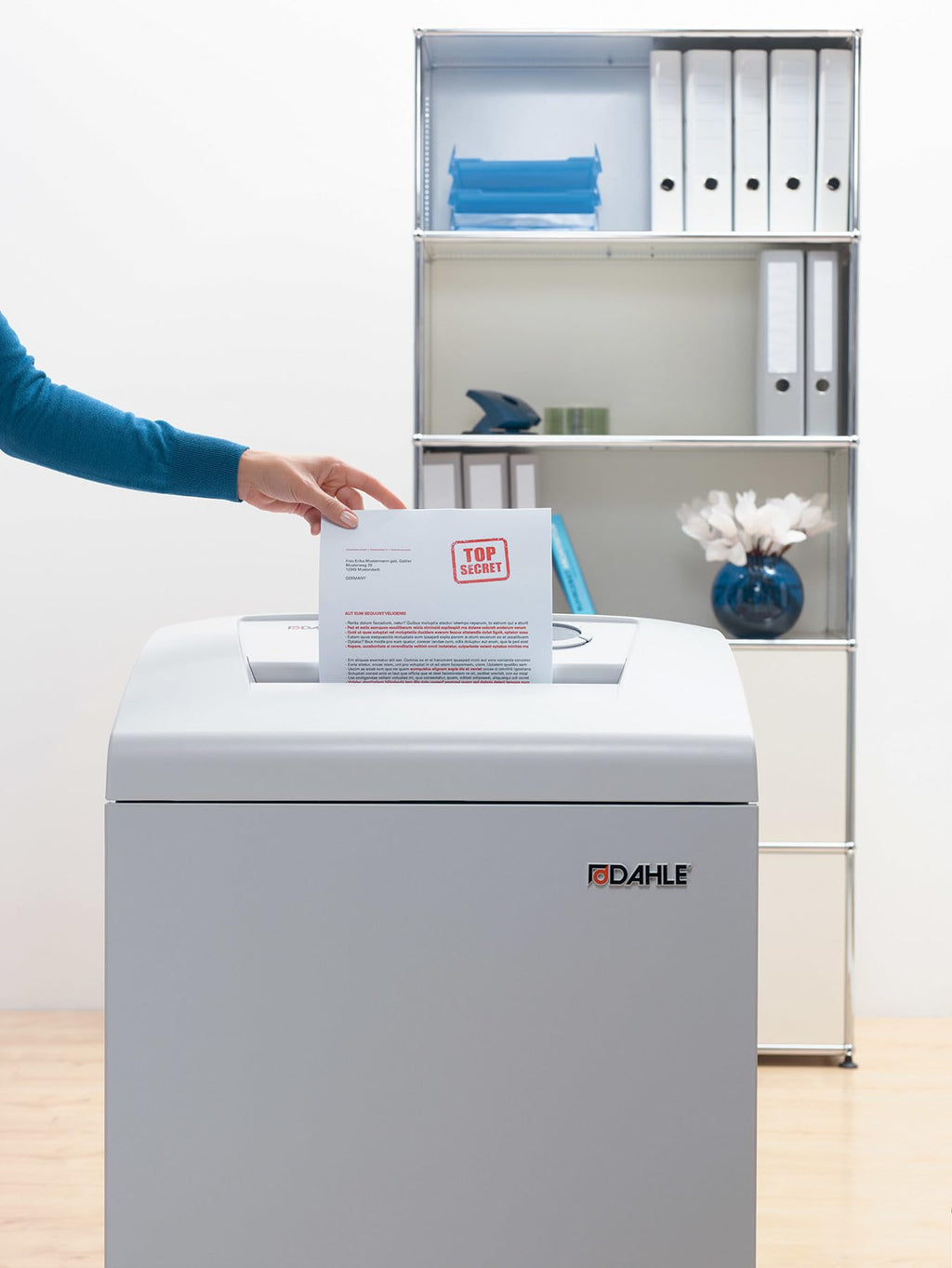 Dahle 50464 Paper Shredder, Cross Cut, P-4 Security, German Engineered, Jam Protection, Oil Free, SmartPower, Shreds CDs, 24 Sheet Max, 30 Gal Bin